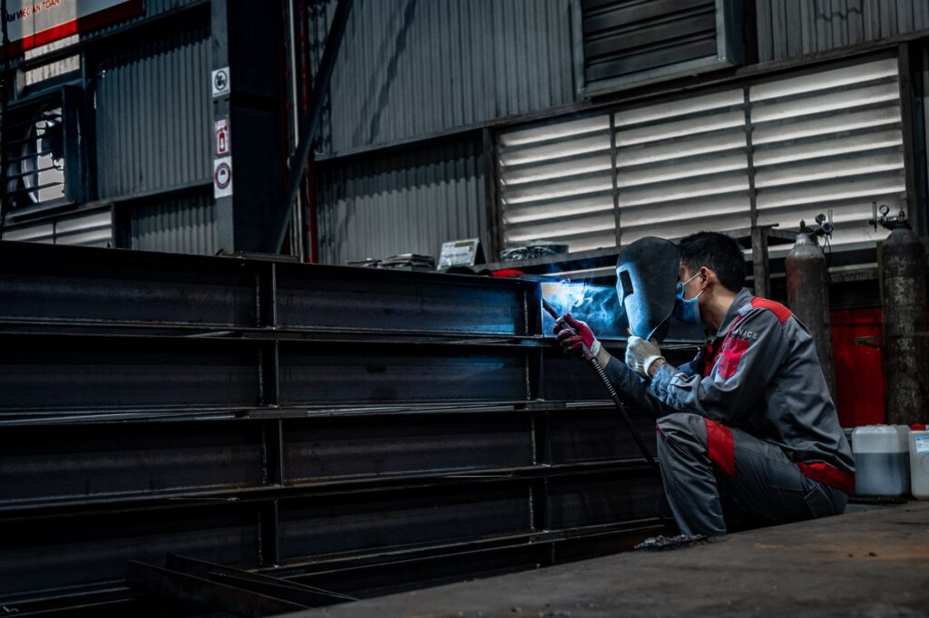 Empresario revisando planos dentro de una bodega prefabricada moderna en construcción en Costa Rica.