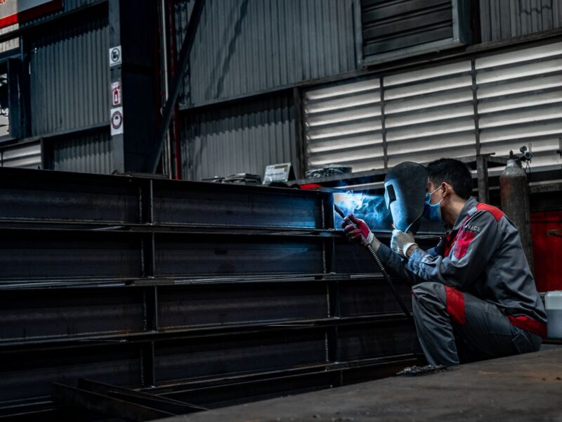 Empresario revisando planos dentro de una bodega prefabricada moderna en construcción en Costa Rica.